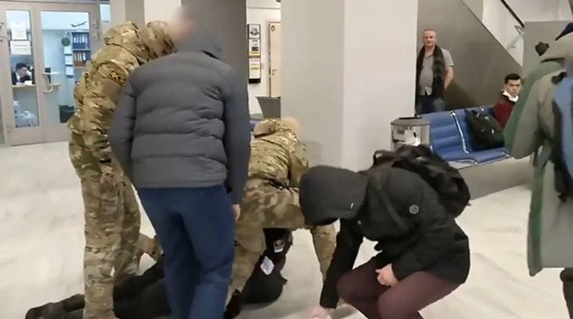 Ρώσοι στρατιώτες συλλαμβάνουν τζιχαντιστή στο Καλίνινγκραντ (βίντεο)